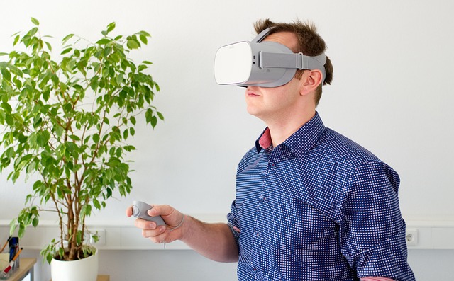 גבר מרכיב משקפי VR